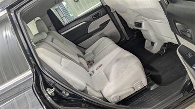2016 Toyota Highlander LE   - Photo 18 - Butler, PA 16001