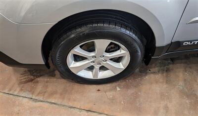 2014 Subaru Outback 2.5i Premium   - Photo 8 - Butler, PA 16001
