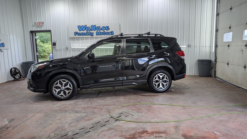 2023 Subaru Forester Premium   - Photo 1 - Butler, PA 16001