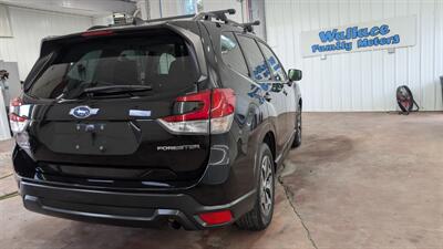 2023 Subaru Forester Premium   - Photo 4 - Butler, PA 16001