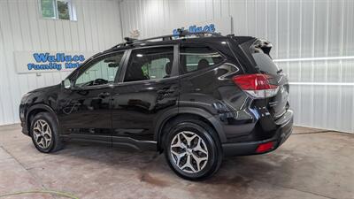 2023 Subaru Forester Premium   - Photo 3 - Butler, PA 16001