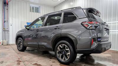 2025 Subaru Forester Premium   - Photo 3 - Butler, PA 16001