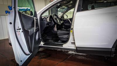 2018 Toyota RAV4 LE   - Photo 10 - Butler, PA 16001