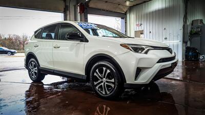 2018 Toyota RAV4 LE   - Photo 6 - Butler, PA 16001