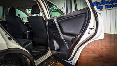 2018 Toyota RAV4 LE   - Photo 16 - Butler, PA 16001