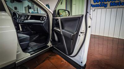 2018 Toyota RAV4 LE   - Photo 14 - Butler, PA 16001