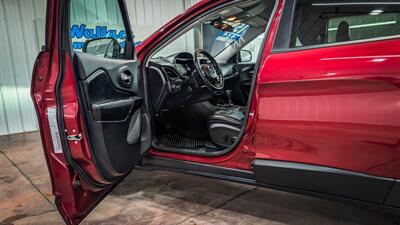 2019 Jeep Cherokee Altitude   - Photo 10 - Butler, PA 16001