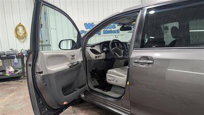 2016 Toyota Sienna XLE 7-Passenger   - Photo 10 - Butler, PA 16001