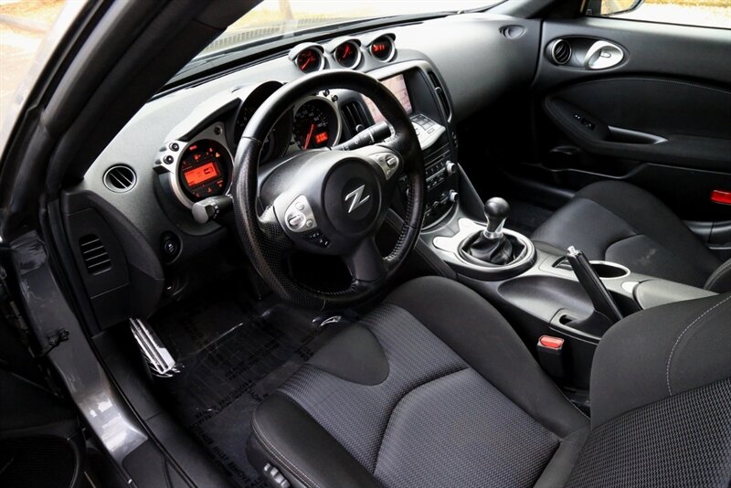 2017 Nissan 370Z Coupe Sport Tech photo 13