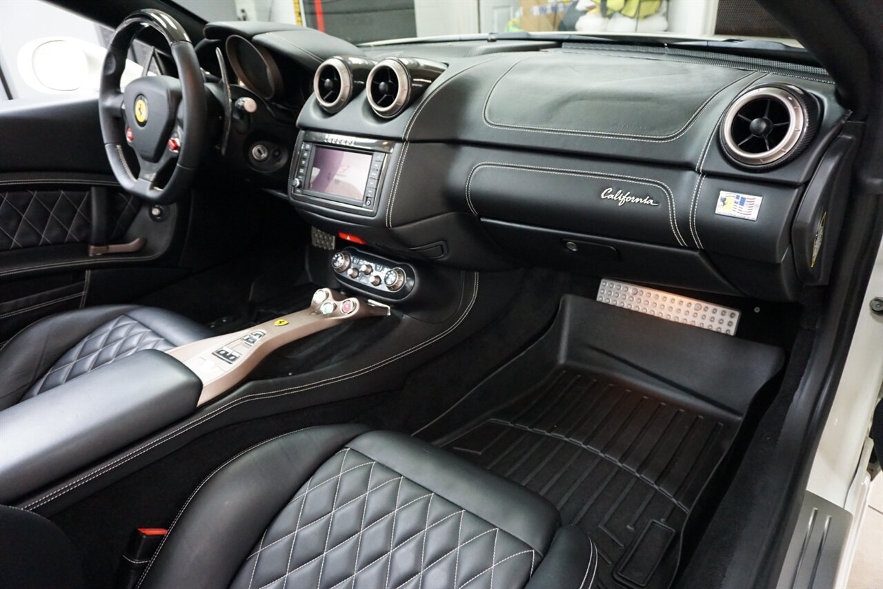 2014 Ferrari California   - Photo 20 - Naples, FL 34104