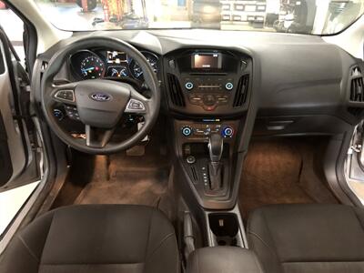 2017 Ford Focus SE   - Photo 8 - Saint Louis, MI 48880-9800