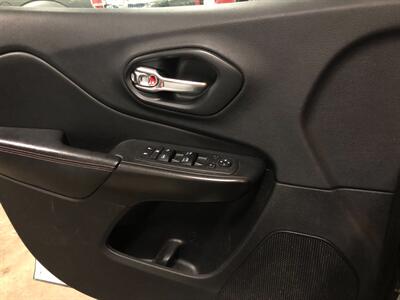 2019 Jeep Cherokee Trailhawk   - Photo 21 - Saint Louis, MI 48880-9800