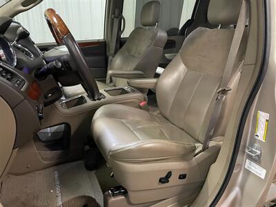 2014 Chrysler Town and Country Limited - Photo 15 - Saint Louis, MI 48880-9800