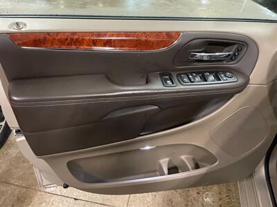 2014 Chrysler Town and Country Limited - Photo 23 - Saint Louis, MI 48880-9800