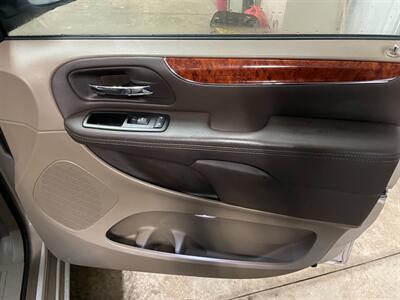 2014 Chrysler Town and Country Limited - Photo 24 - Saint Louis, MI 48880-9800