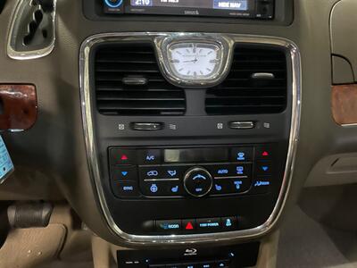 2014 Chrysler Town and Country Limited - Photo 12 - Saint Louis, MI 48880-9800
