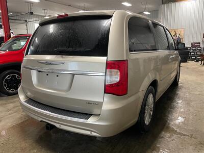 2014 Chrysler Town and Country Limited - Photo 6 - Saint Louis, MI 48880-9800