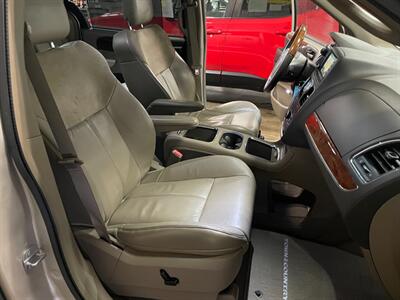 2014 Chrysler Town and Country Limited - Photo 18 - Saint Louis, MI 48880-9800