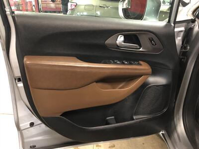 2017 Chrysler Pacifica Limited - Photo 21 - Saint Louis, MI 48880-9800