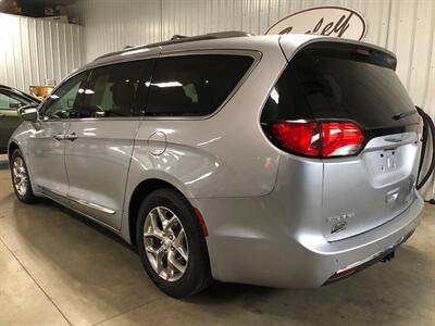 2017 Chrysler Pacifica Limited - Photo 3 - Saint Louis, MI 48880-9800