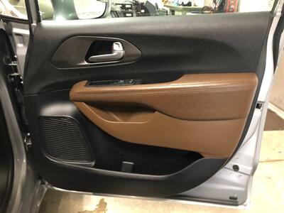2017 Chrysler Pacifica Limited - Photo 22 - Saint Louis, MI 48880-9800