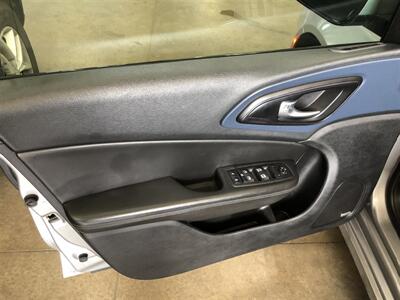 2016 Chrysler 200 S   - Photo 22 - Saint Louis, MI 48880-9800