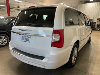 2015 Chrysler Town and Country Touring-L   - Photo 6 - Saint Louis, MI 48880-9800
