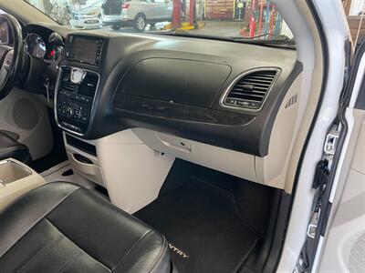 2015 Chrysler Town and Country Touring-L   - Photo 19 - Saint Louis, MI 48880-9800