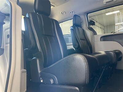 2015 Chrysler Town and Country Touring-L   - Photo 18 - Saint Louis, MI 48880-9800