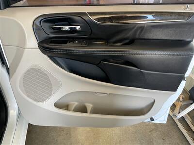 2015 Chrysler Town and Country Touring-L   - Photo 21 - Saint Louis, MI 48880-9800