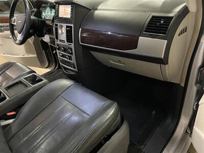 2010 Chrysler Town and Country Touring Plus   - Photo 18 - Saint Louis, MI 48880-9800