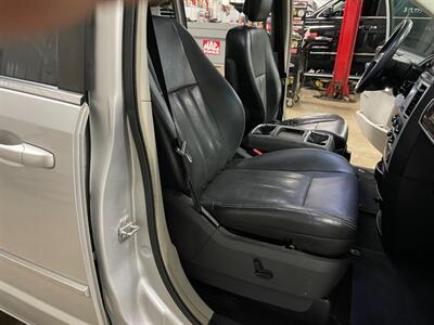 2010 Chrysler Town and Country Touring Plus   - Photo 15 - Saint Louis, MI 48880-9800