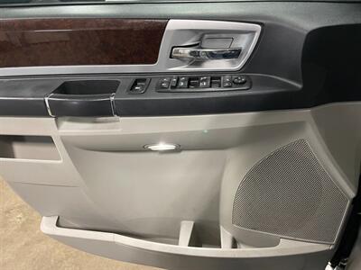 2010 Chrysler Town and Country Touring Plus   - Photo 19 - Saint Louis, MI 48880-9800