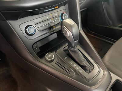 2015 Ford Focus SE   - Photo 12 - Saint Louis, MI 48880-9800