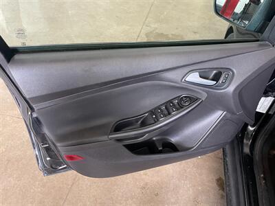 2015 Ford Focus SE   - Photo 19 - Saint Louis, MI 48880-9800