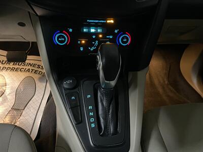 2018 Ford Focus SE - Photo 13 - Saint Louis, MI 48880-9800