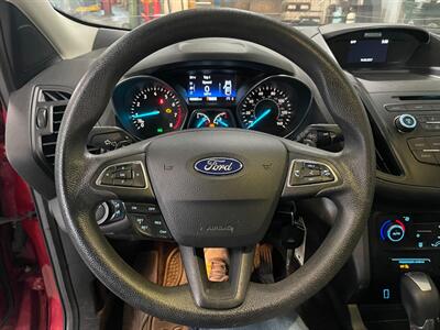 2017 Ford Escape SE   - Photo 8 - Saint Louis, MI 48880-9800