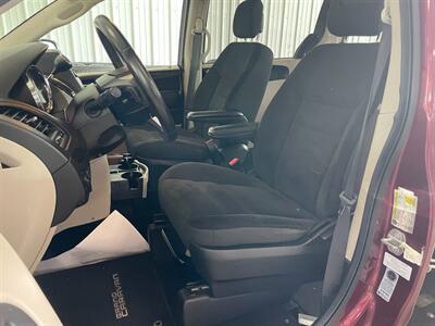 2017 Dodge Grand Caravan SE - Photo 14 - Saint Louis, MI 48880-9800