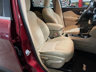 2019 Jeep Cherokee Latitude   - Photo 20 - Saint Louis, MI 48880-9800