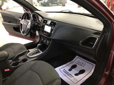 2011 Chrysler 200 Touring   - Photo 18 - Saint Louis, MI 48880-9800