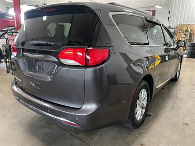 2017 Chrysler Pacifica Touring Plus   - Photo 6 - Saint Louis, MI 48880-9800