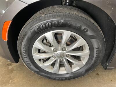 2017 Chrysler Pacifica Touring Plus   - Photo 24 - Saint Louis, MI 48880-9800