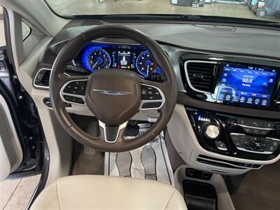 2017 Chrysler Pacifica Touring Plus   - Photo 8 - Saint Louis, MI 48880-9800