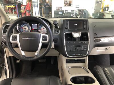 2015 Chrysler Town & Country Touring-L   - Photo 5 - Saint Louis, MI 48880-9800