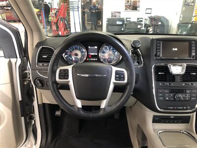 2015 Chrysler Town & Country Touring-L   - Photo 6 - Saint Louis, MI 48880-9800