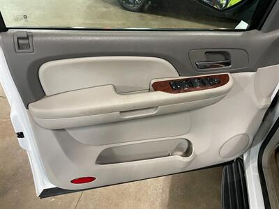 2009 Chevrolet Tahoe LT   - Photo 21 - Saint Louis, MI 48880-9800