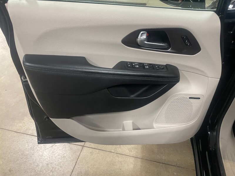 2018 Chrysler Pacifica Limited - Photo 24 - Saint Louis, MI 48880-9800