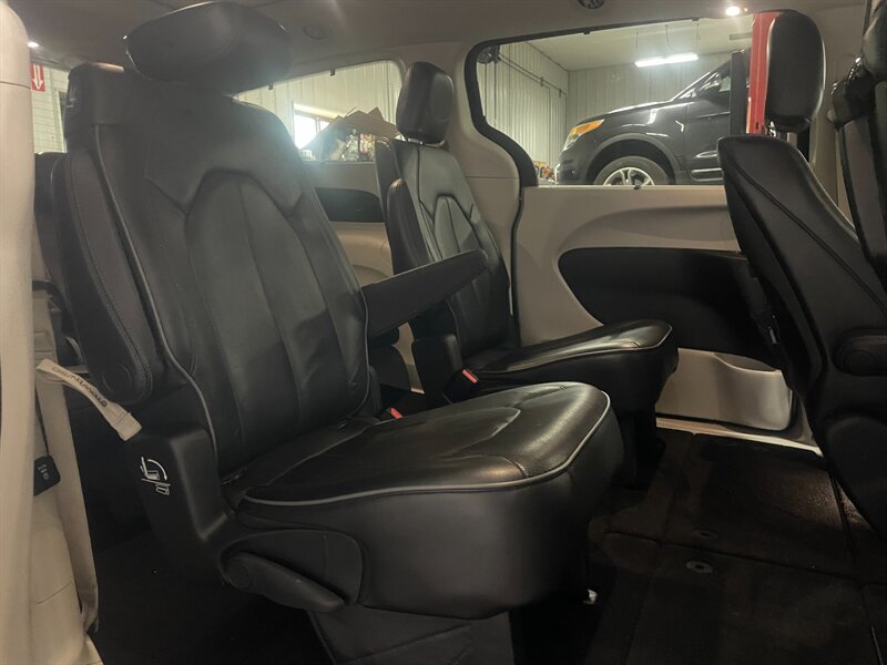2018 Chrysler Pacifica Limited - Photo 22 - Saint Louis, MI 48880-9800