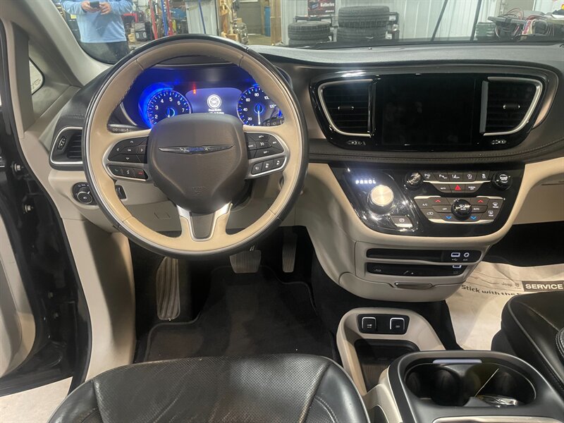 2018 Chrysler Pacifica Limited - Photo 8 - Saint Louis, MI 48880-9800