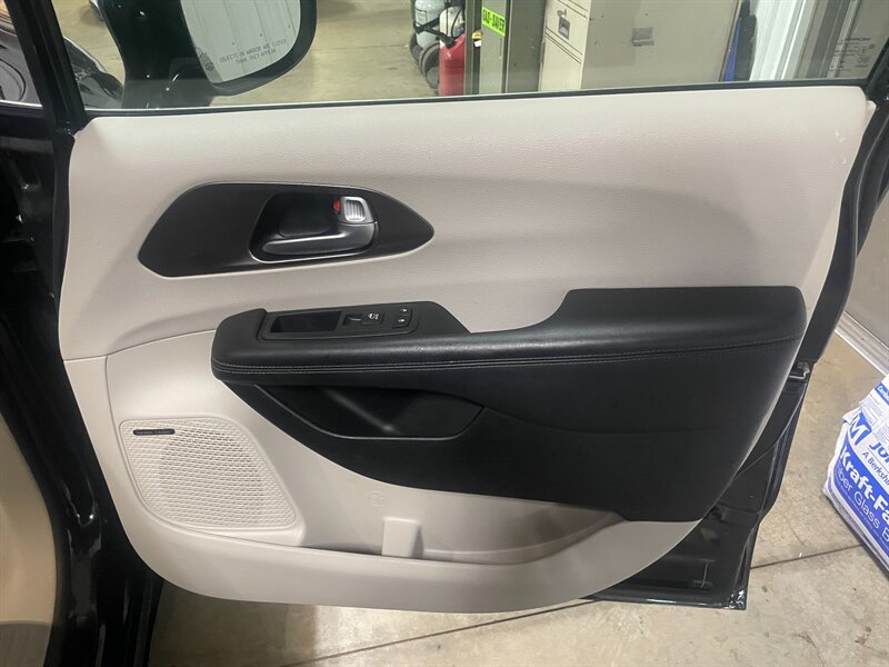 2018 Chrysler Pacifica Limited - Photo 25 - Saint Louis, MI 48880-9800